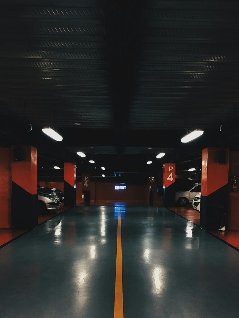 Pomiary oświetlenia w garażach podziemnych i parkingach wielopoziomowych