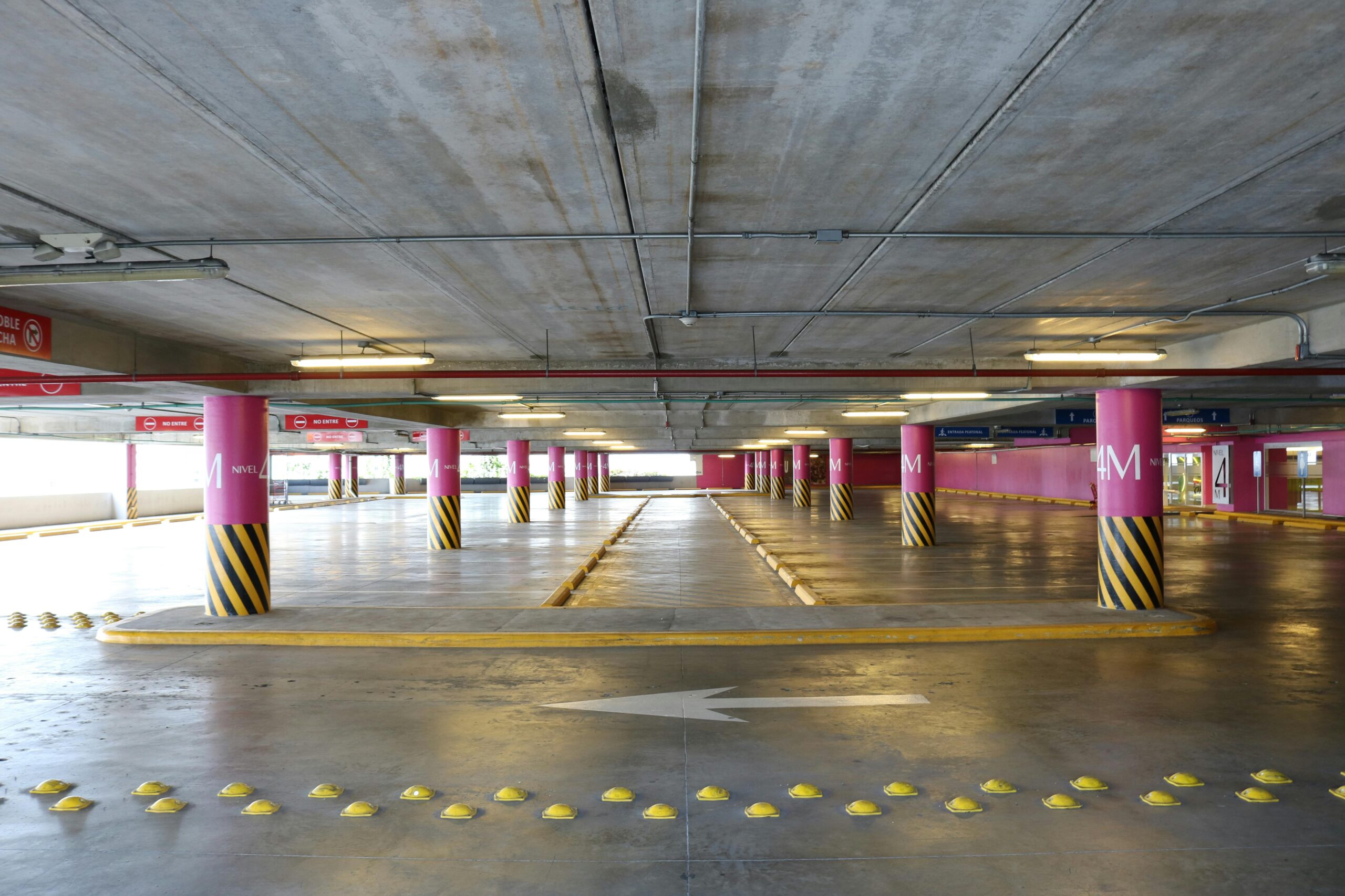Pomiary oświetlenia w garażach podziemnych i parkingach wielopoziomowych