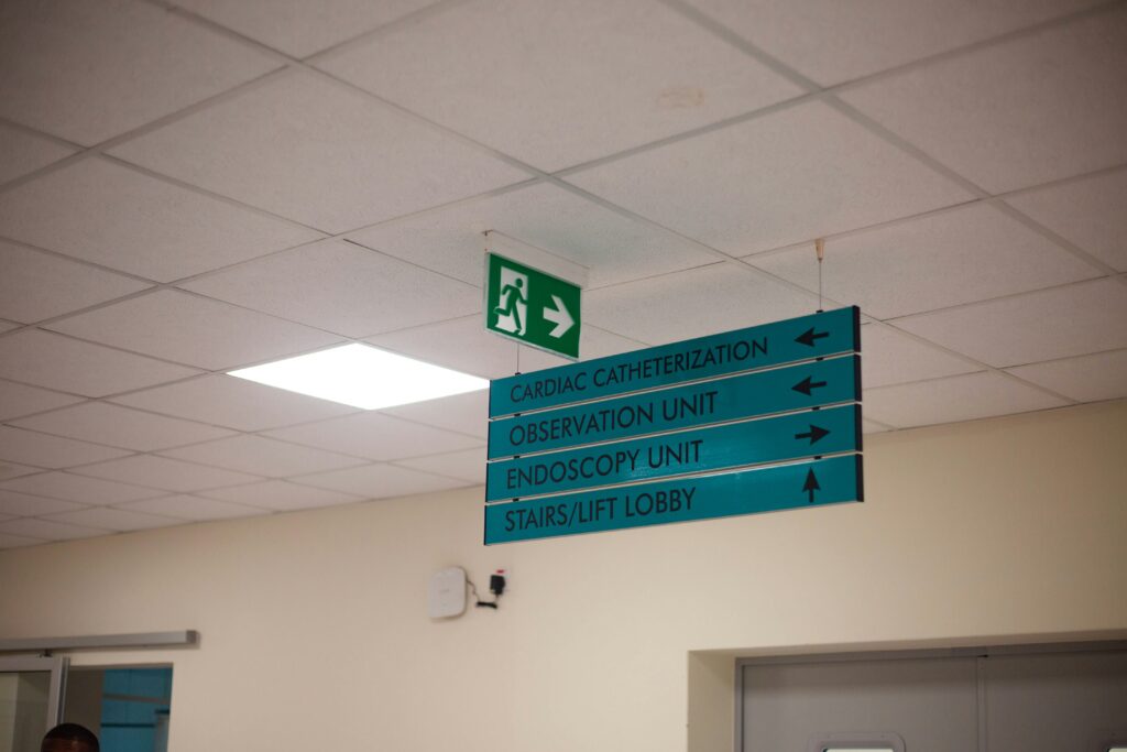 Przegląd lamp awaryjnych i ewakuacyjnych w szpitalach i przychodniach